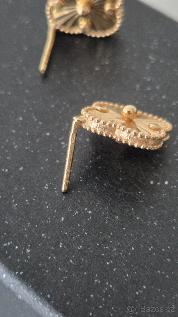 Výrazné zlaté náušnice guilloché - 8