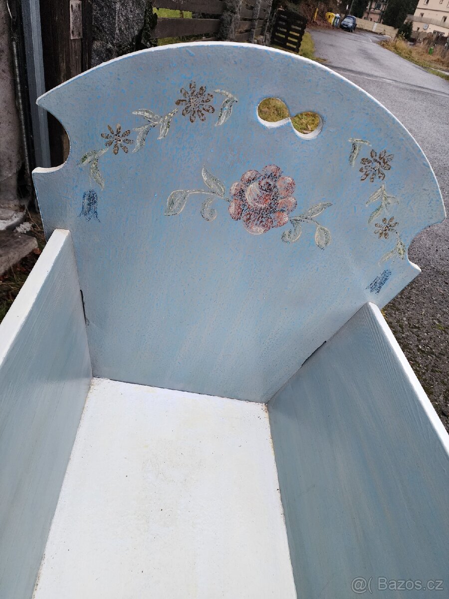 Prodám ručně malovanou dřevěnou kolébku
- 8