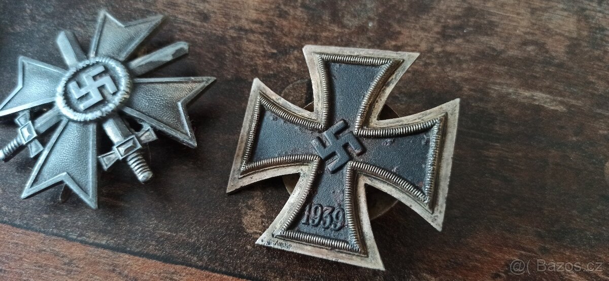 Medaile, vyznamenání, odznaky. - 8