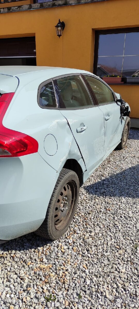 Prodám náhradní díly z havarovaného vozidla Volvo V40 - 8