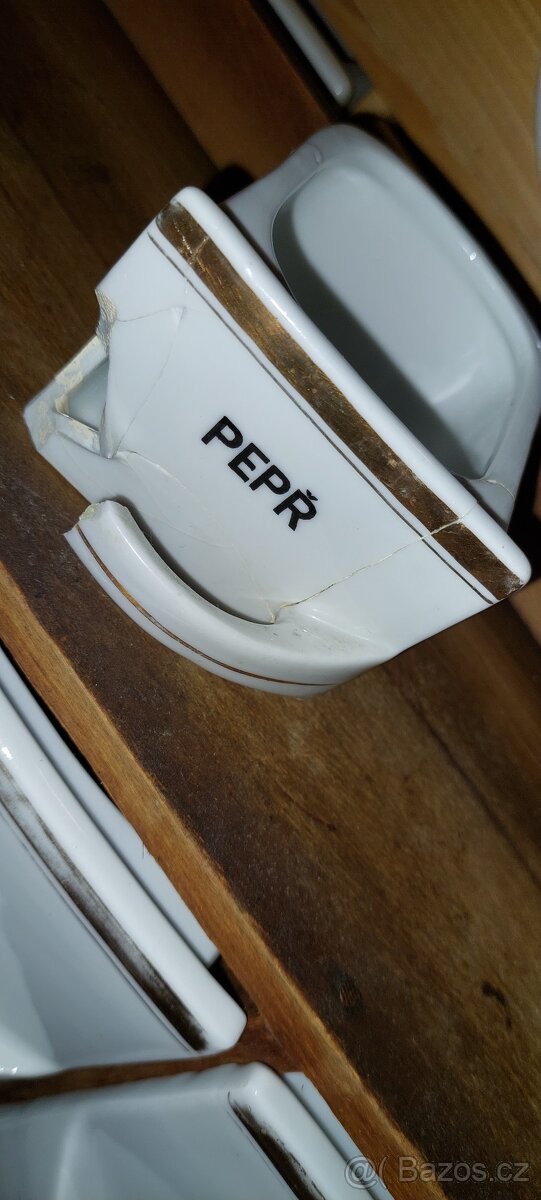 Kořenkový regál se zlatou linkou - 8