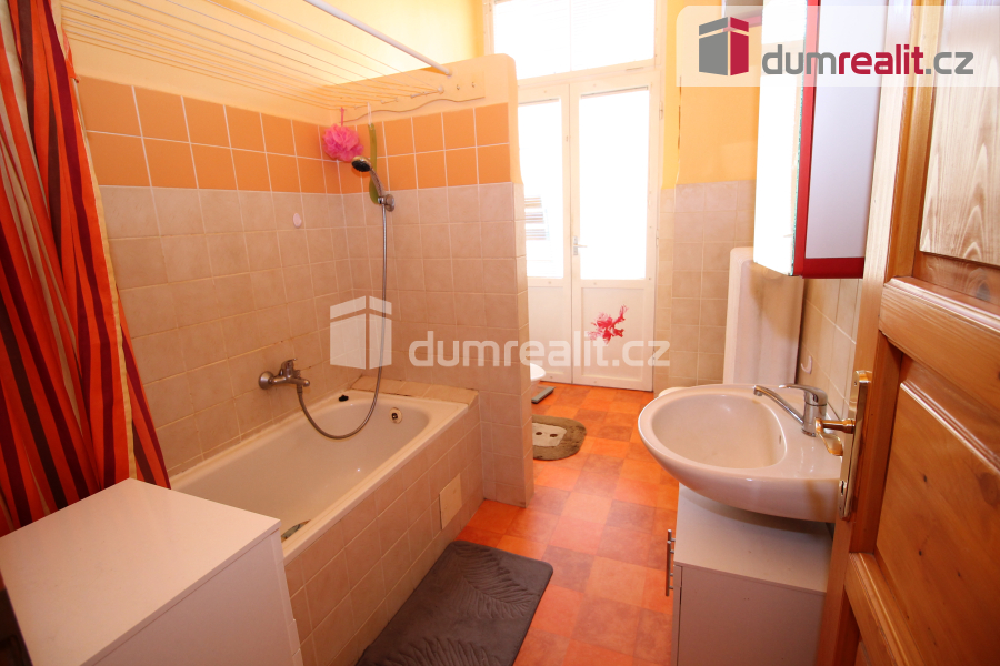 Prodej krásného bytu 3+1/2B ve druhém patře cihlového domu s - 8