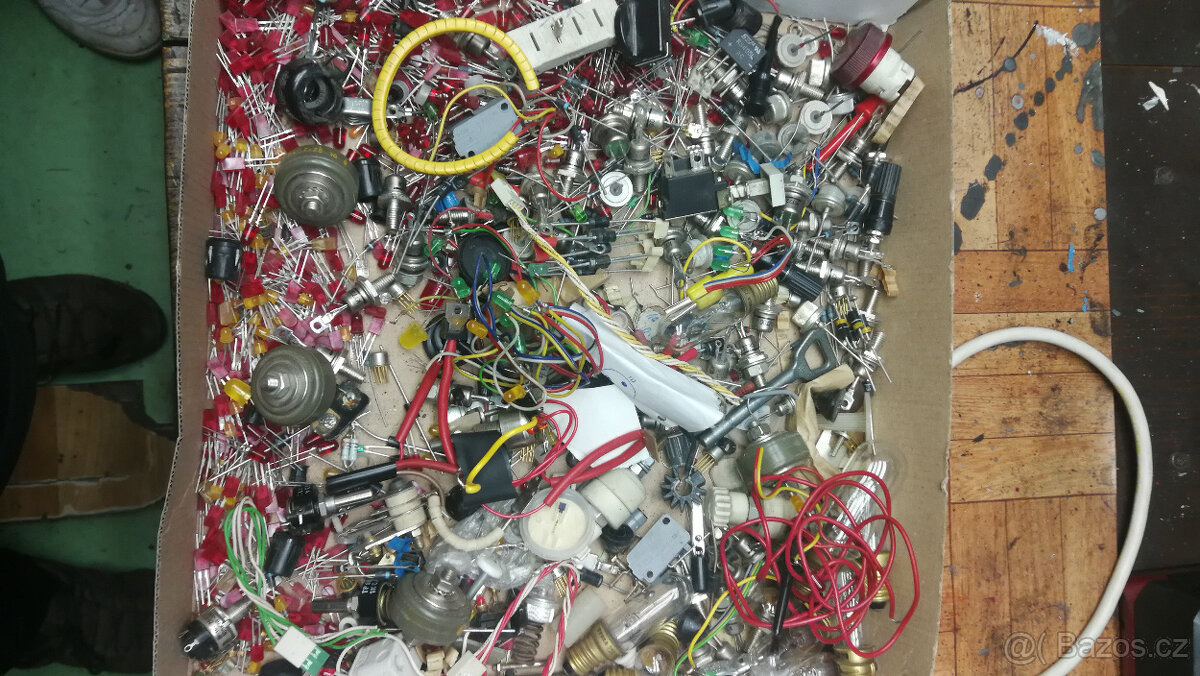 Diody, triaky, spínače, ampérmetry, ledky, odpory. - 8