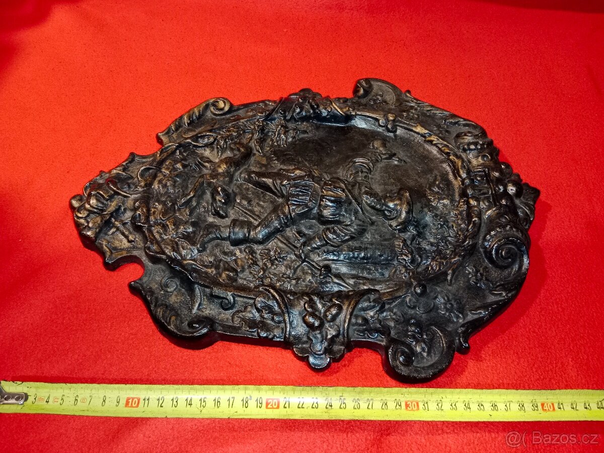 Paroží 18 ks, klobouk s odznakem a masivní kovový obraz - 8