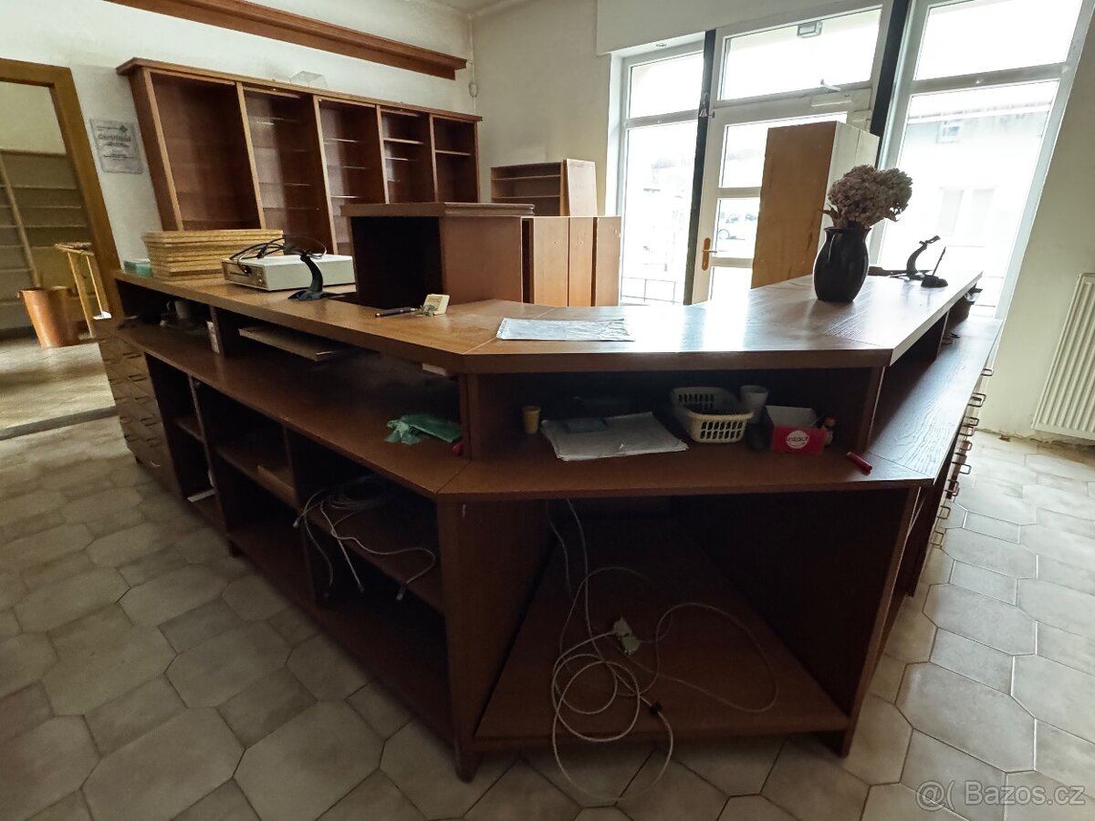Kvalitní nábytek z uzavřené lékárny - 8