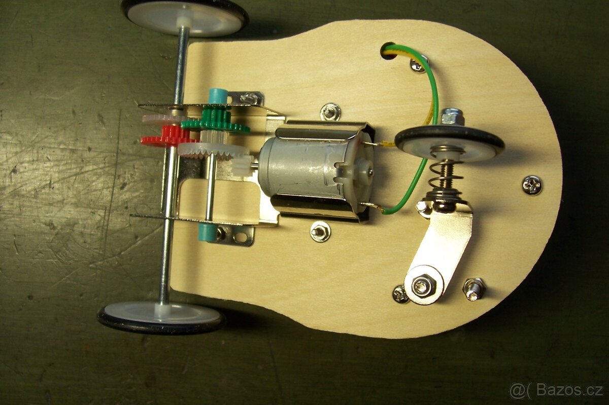 STAVEBNICE ROBOTICKÉHO AUTÍČKA VELLEMAN - 8