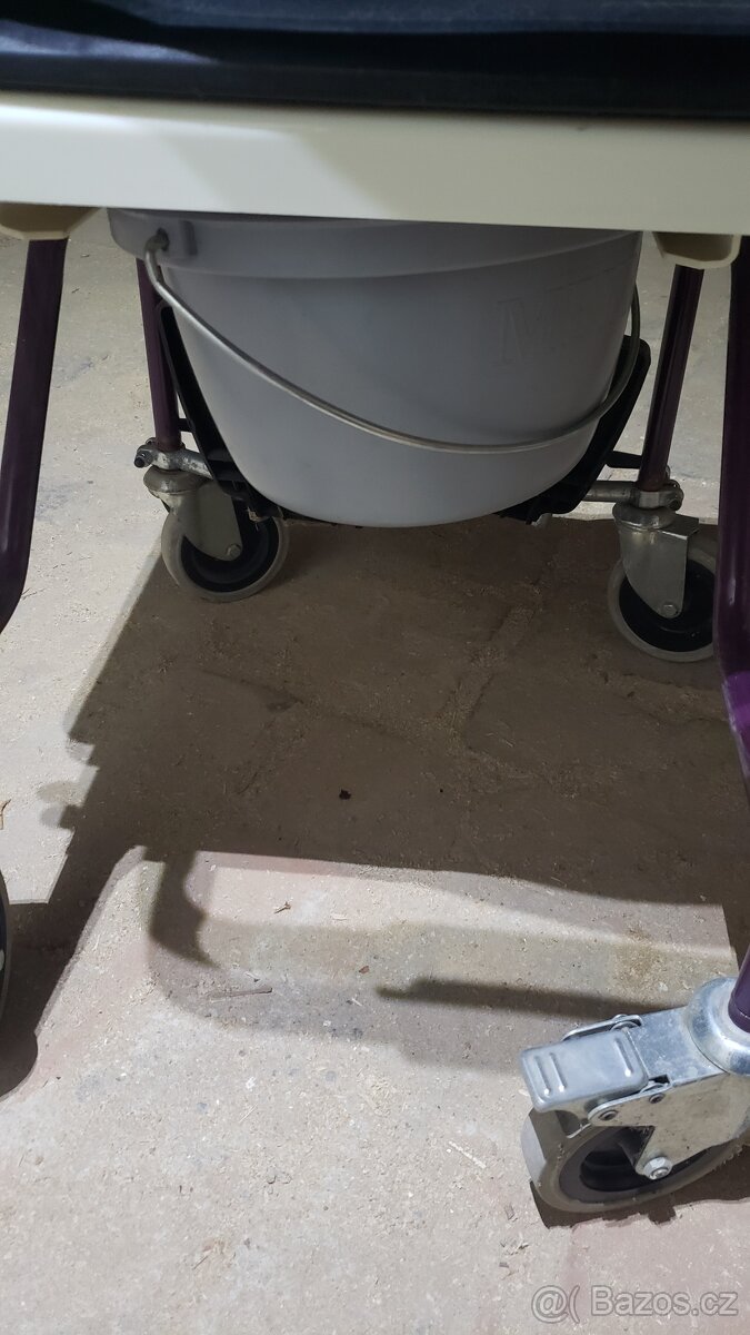 Toaletní křeslo / vozík pojízdné na kolečkách - 8
