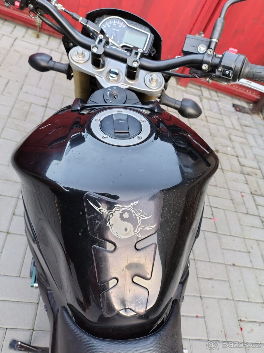 Suzuki gsr 750 - 8