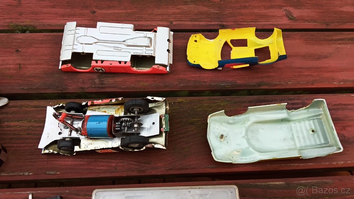 Stara autodráha,díly,autíčka atd . - 8