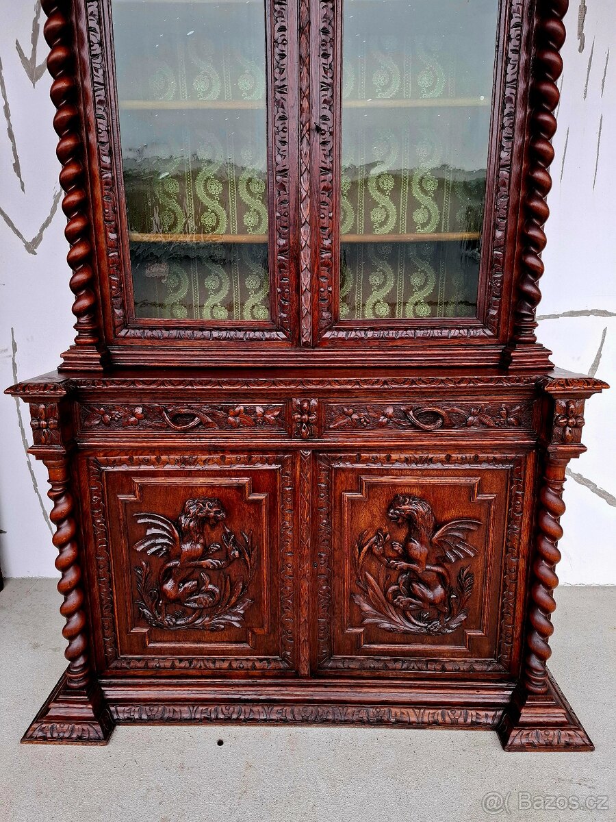 Starožitný vyřezávaný masivní příborník - 8