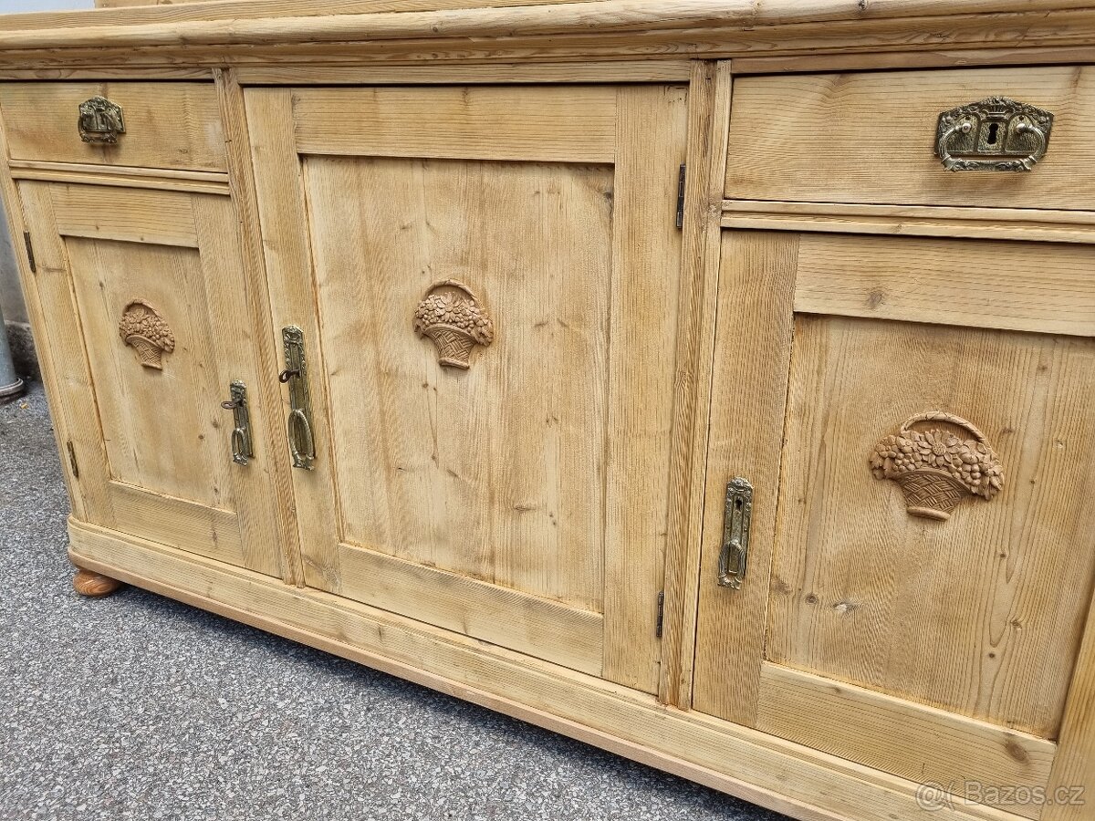 VELICE KRÁSNÁ VELKÁ SMRKOVÁ KREDENC PO RENOVACI - 8