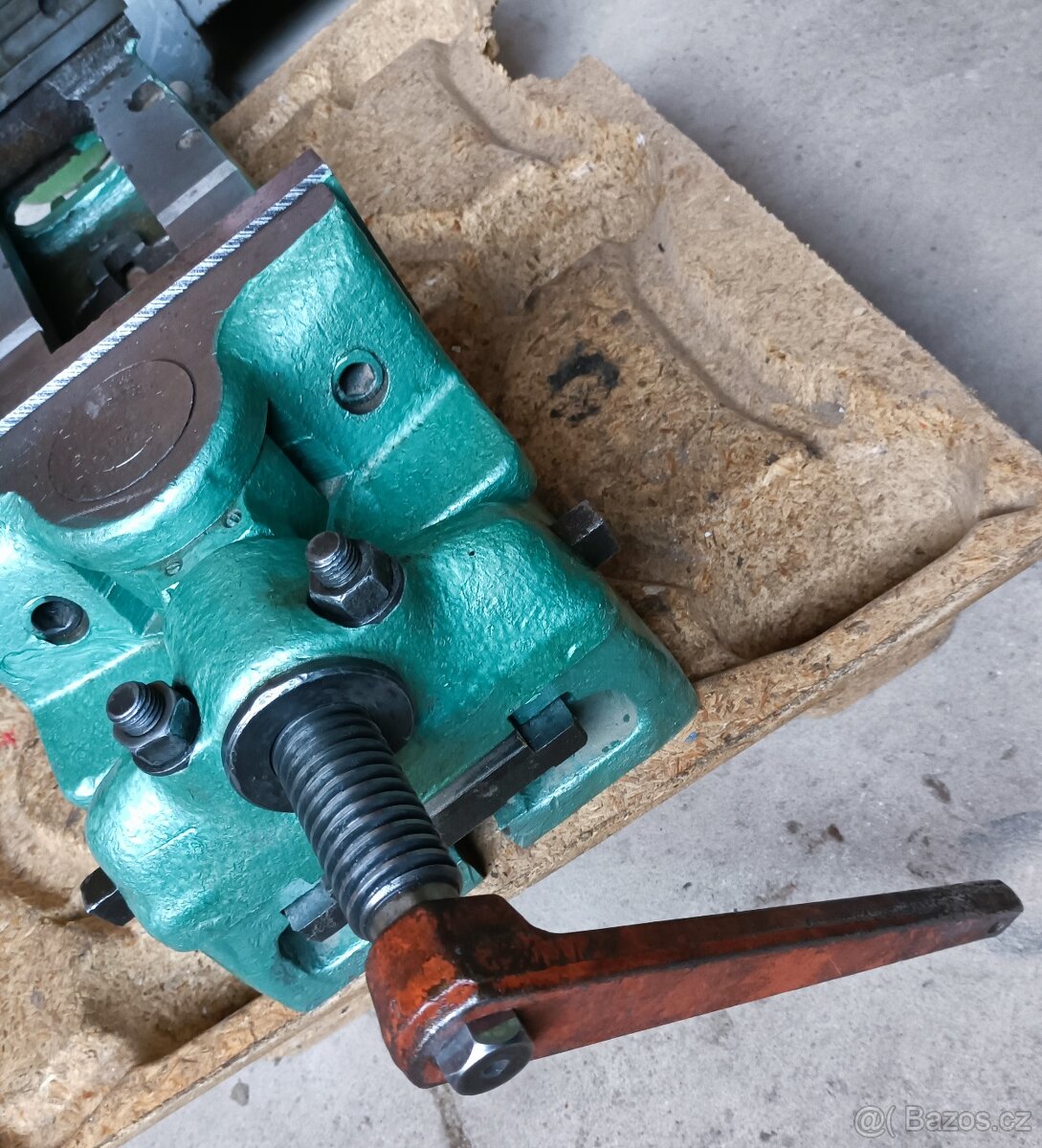 Masivní strojní svěrák 250mm - 8