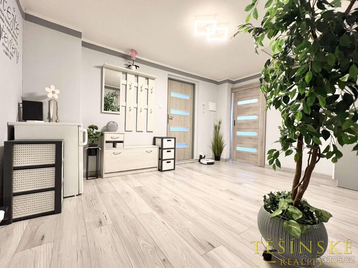 Prodej dvougeneračního rodinného domu se dvěma samostatnými - 8