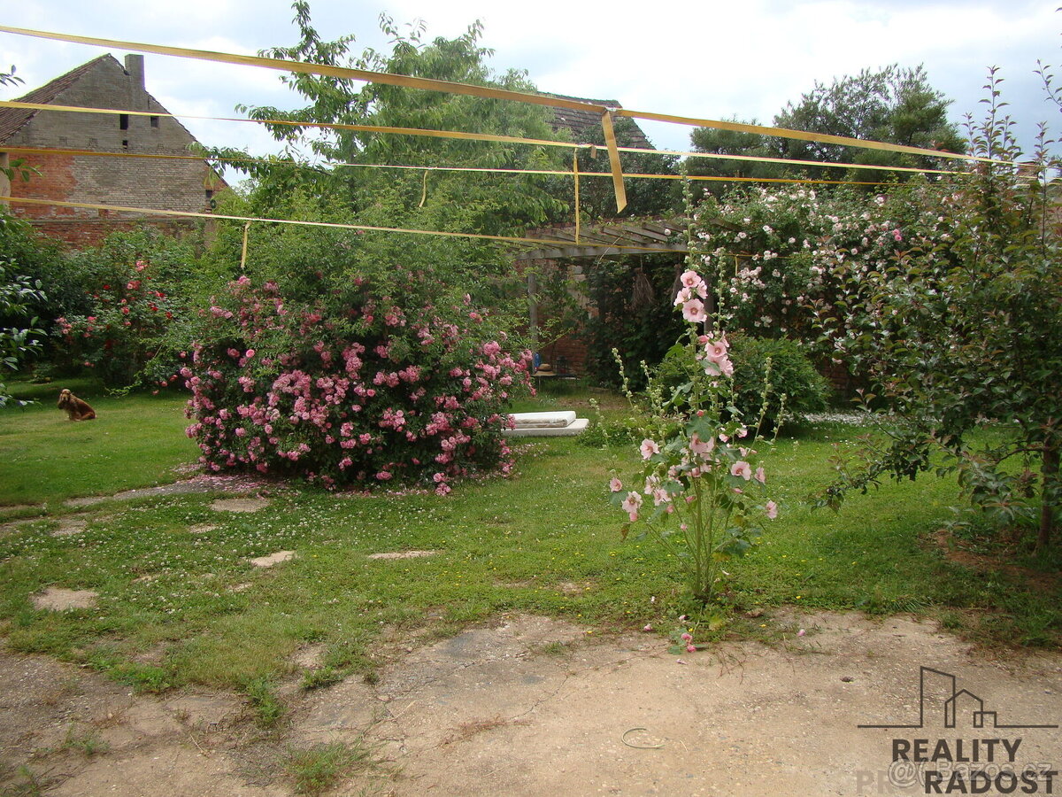 Prodej rodinného domu se zahradou a stavebním pozemkem v Hoř - 8