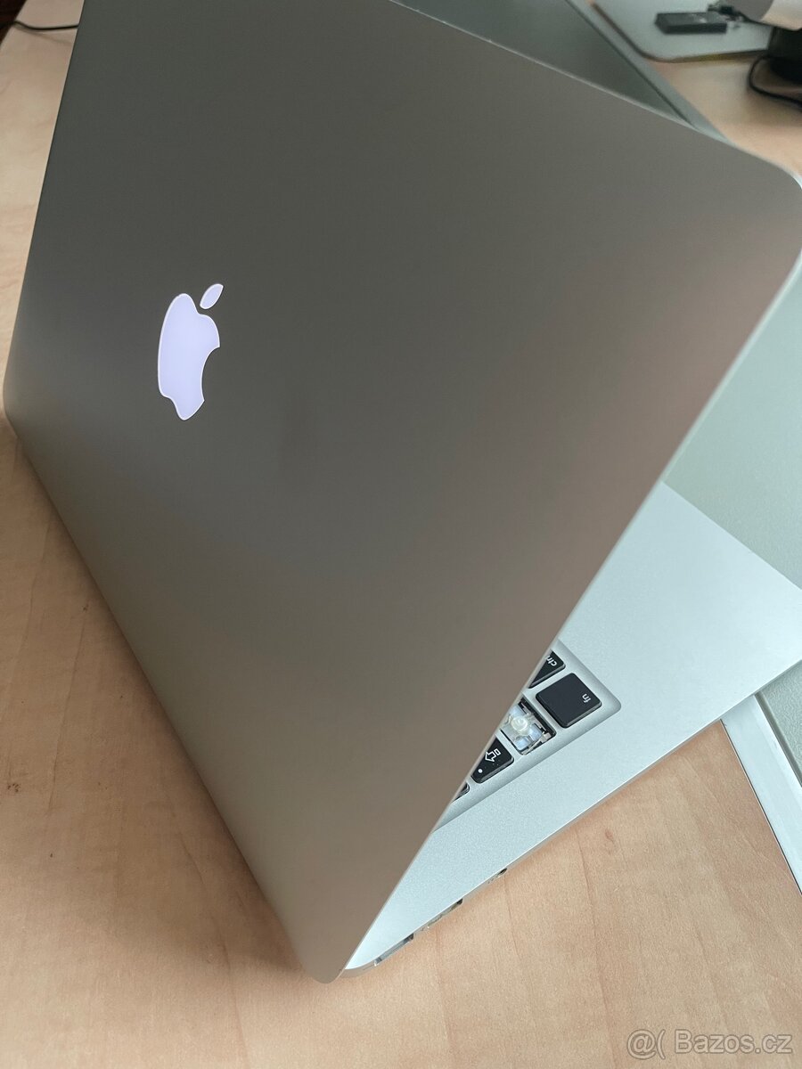 MacBook Air Core i5 model: (A1369) - 8
