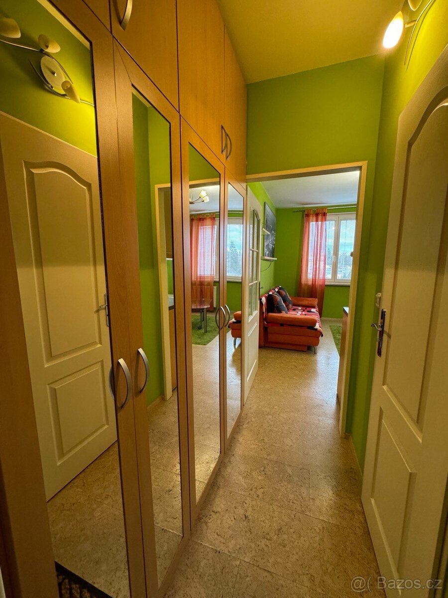 Pronájem garsoniery o rozloze 20 m² v klidné čtvrti K.Varů - 8