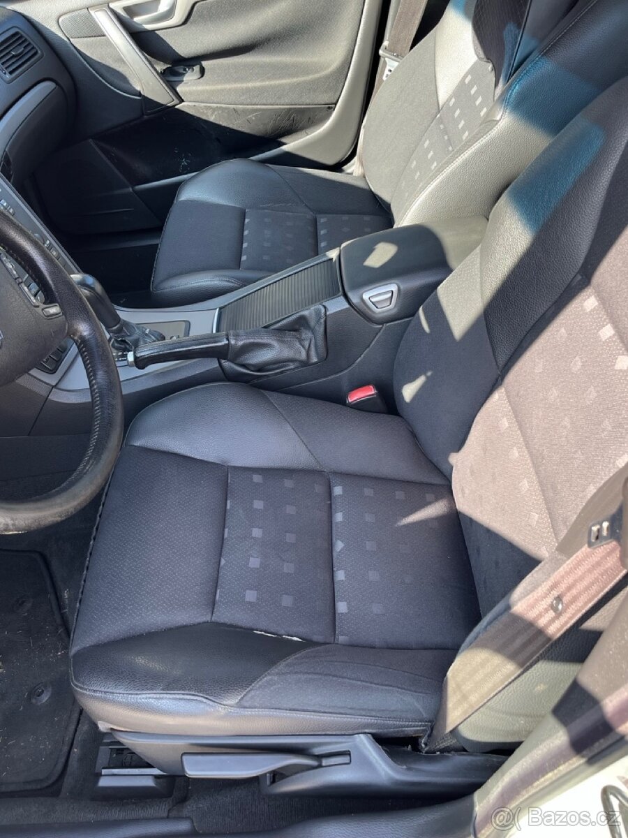 Servisovaná a čistá V70 D5 2005 automat - 8