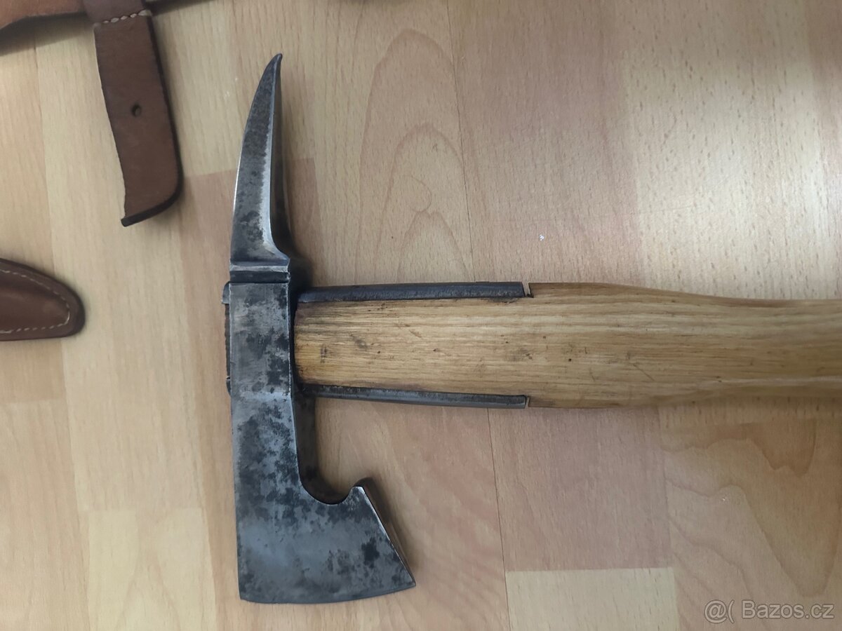 Stará hasičská sekera v koženém pouzdře - 8