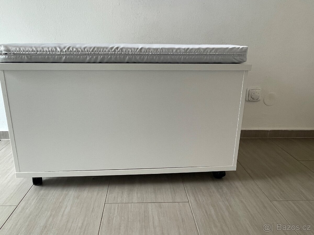 Bílá sedací skříňka na kolečkách - 8