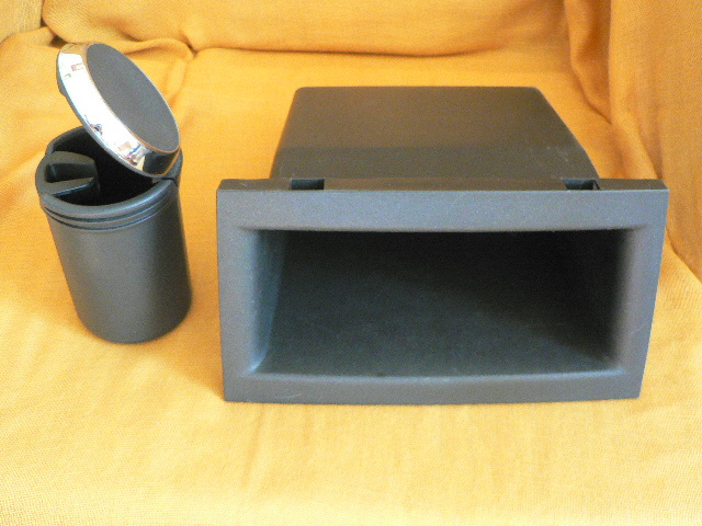 Konf.stolek, závěs.talíř, lampa, pánská bunda,ant.kabel, aj. - 8