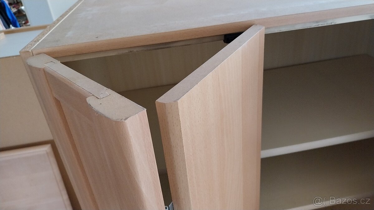 Velká šatní skříň s lámacími dveřmi - 8