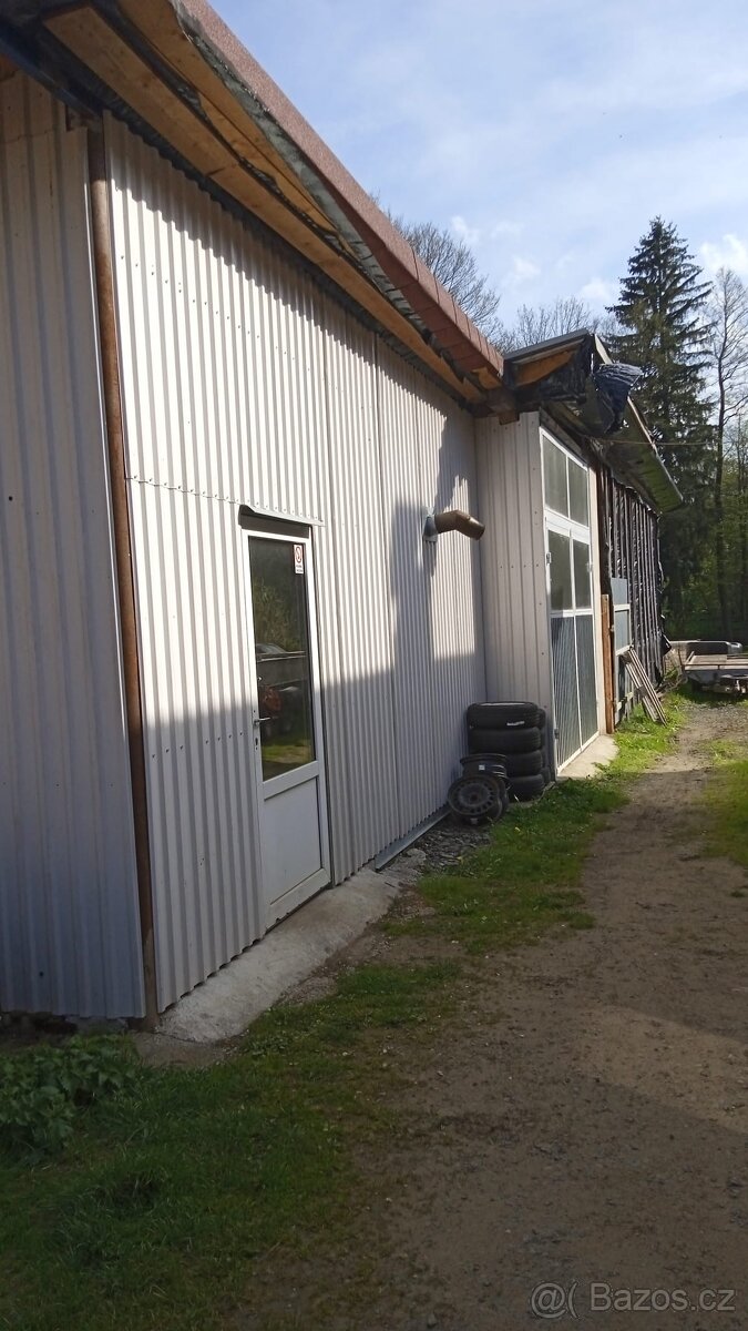 Větší dům k bydlení i podnikání - 8