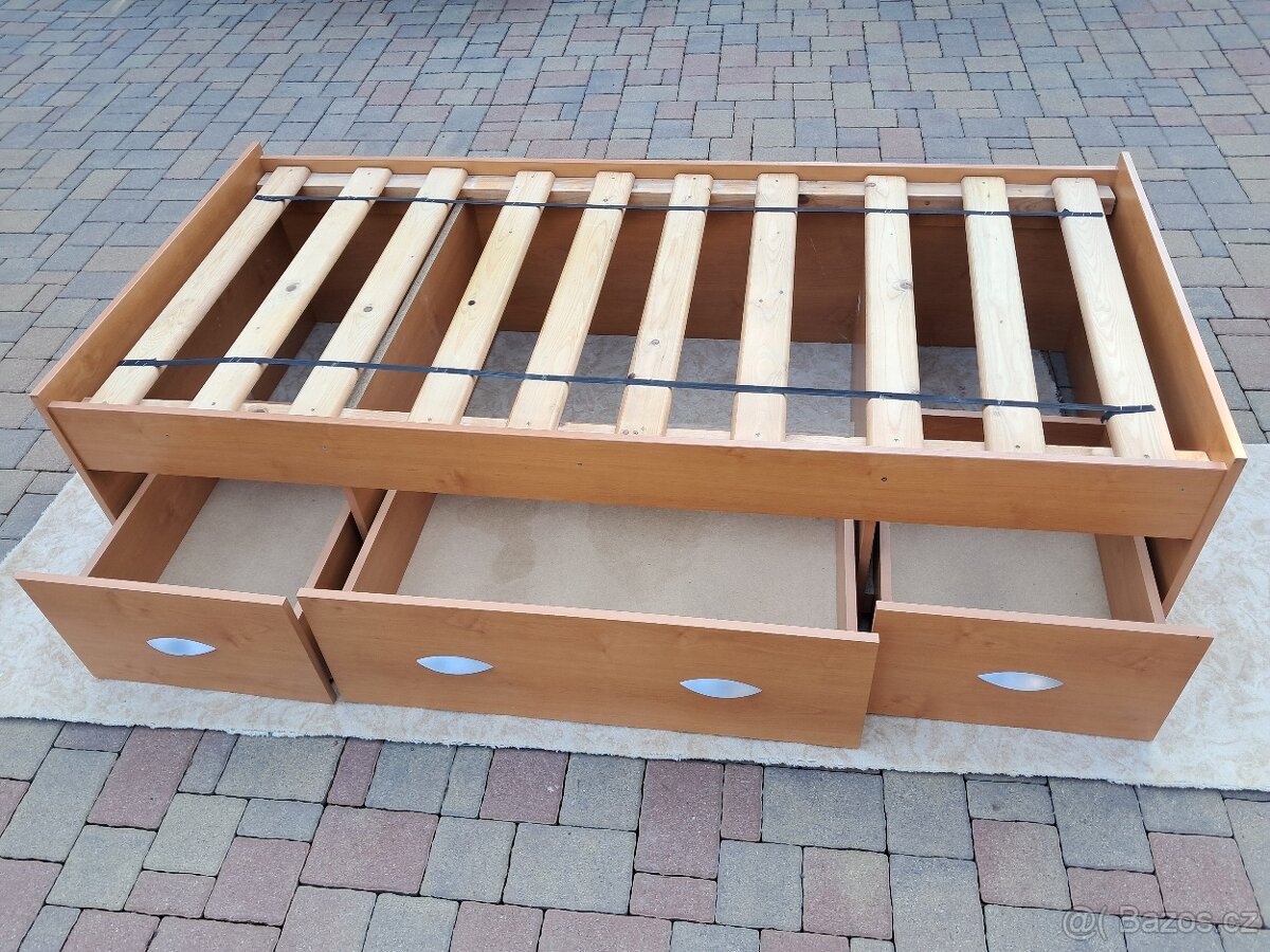 BYTELNÁ POSTEL S ROŠTEM A TŘEMI ŠUPLATY - 8