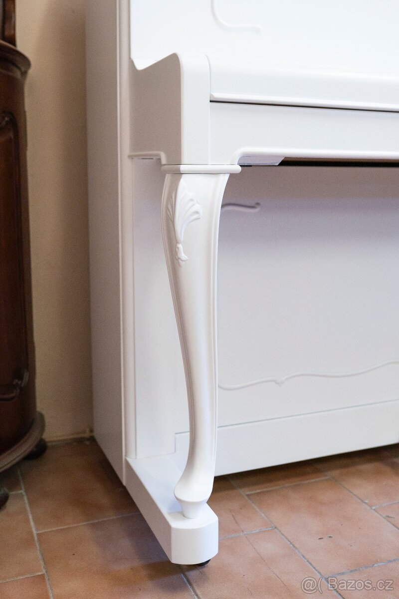 Petrof 117 Chippendale - 8