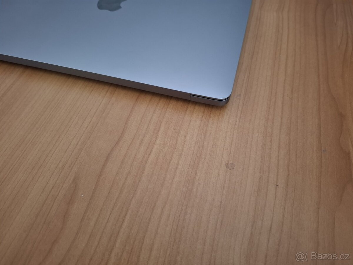 Macbook Air 13 palců M1 chip 16GB RAM 256 SSD - 8