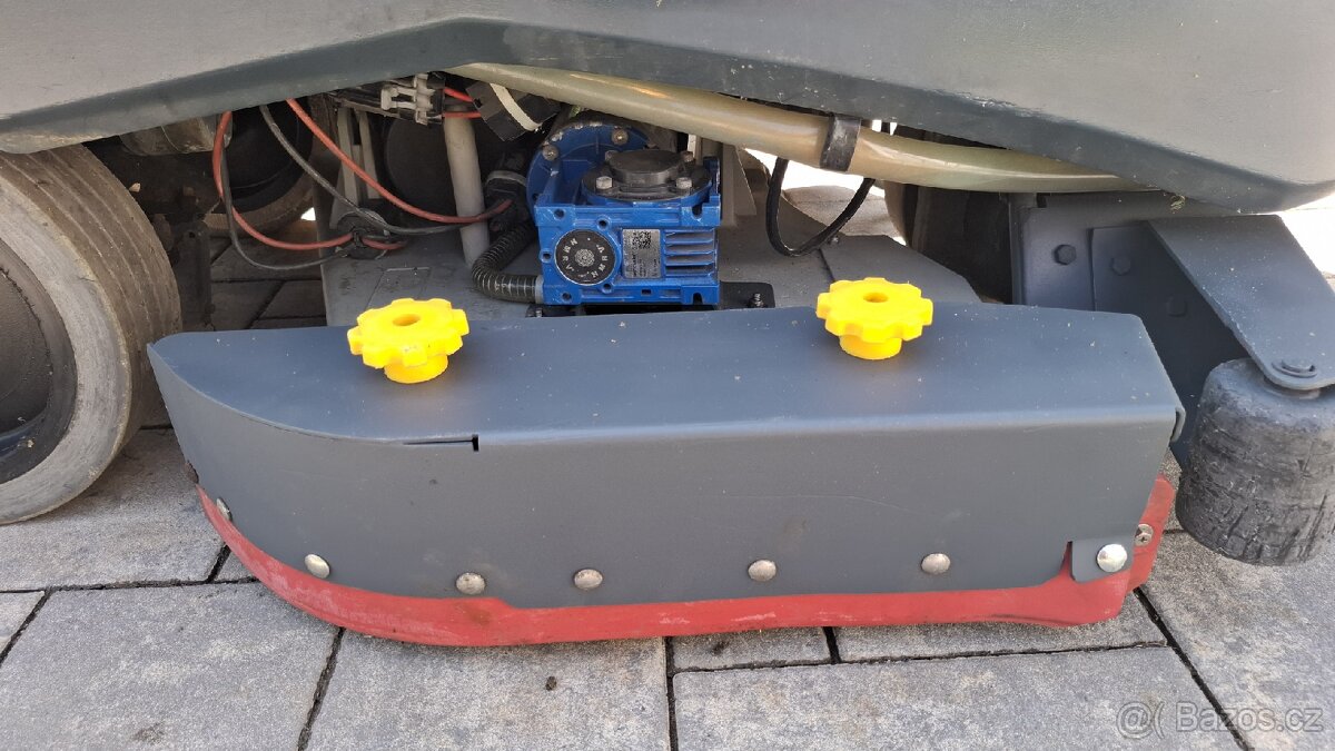 Podlahový mycí stroj Nilfisk BR855 - 8