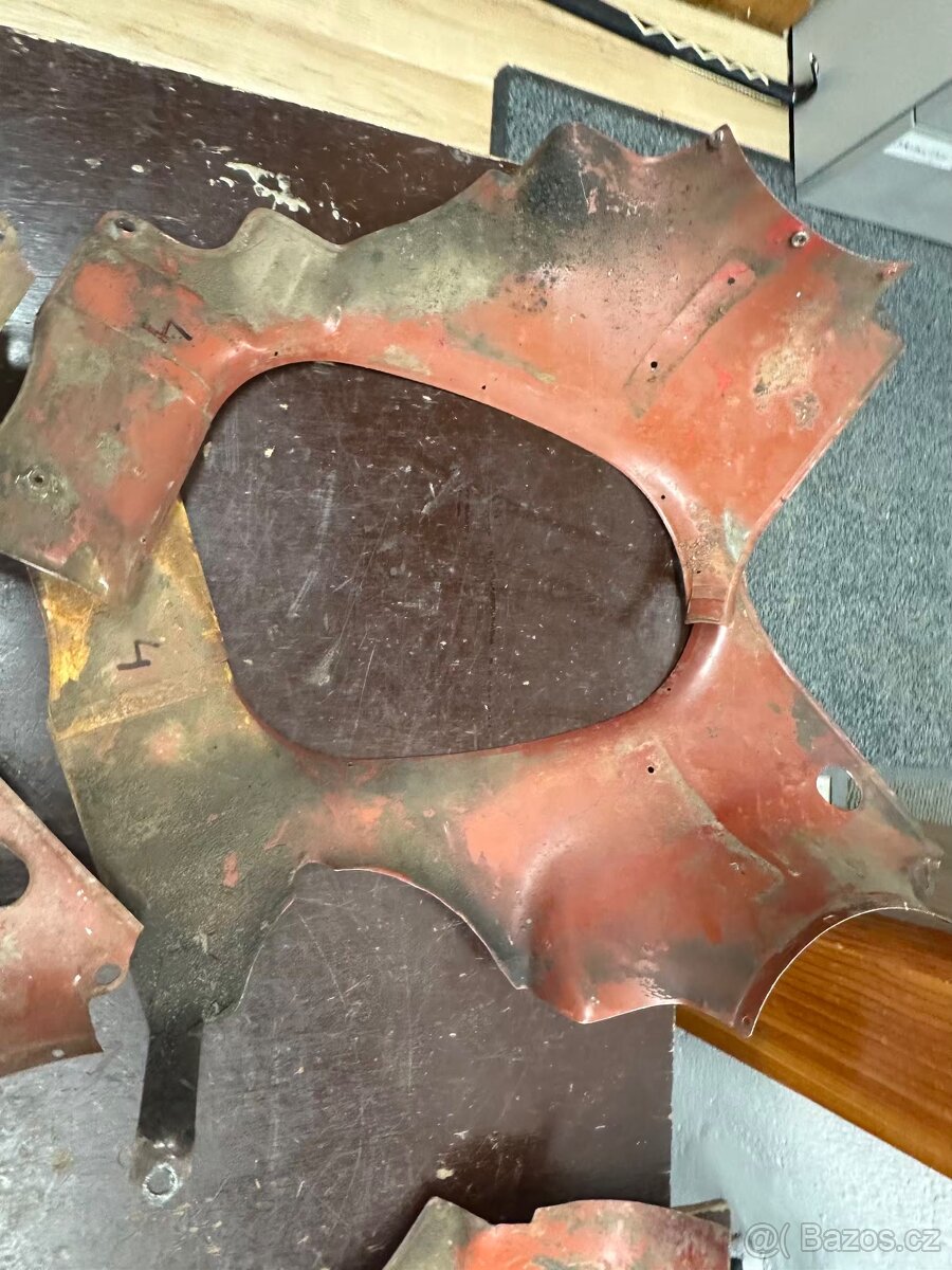 Predám podsedlové plechy JAWA 250/559 592 panelka, pár - 8