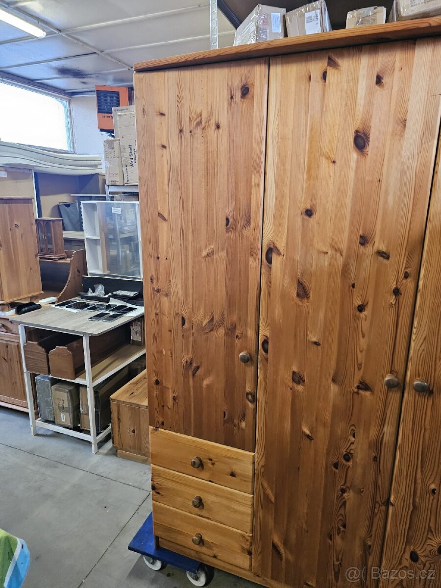 MASIVNÍ ŠATNÍ SKŘÍŇ - 8
