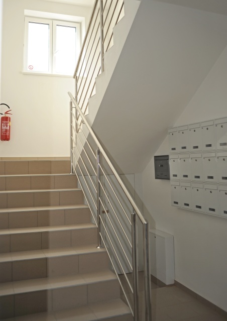 NOVÉ BYTY 1+KK,BEZ KAUCE,POUZE PRO 100%NEKUŘÁKY,PARKOVIŠTĚ - 8