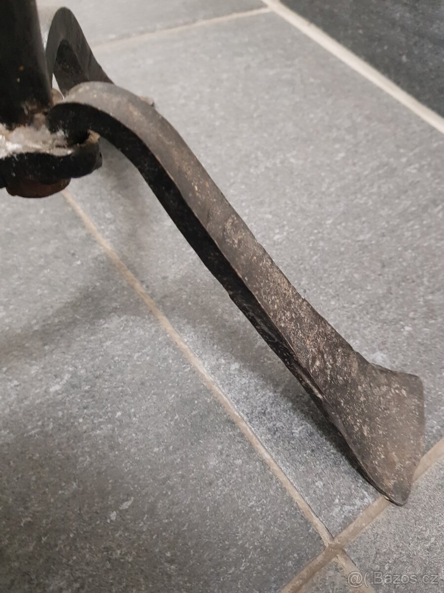 starý velký kovaný svícen - 8