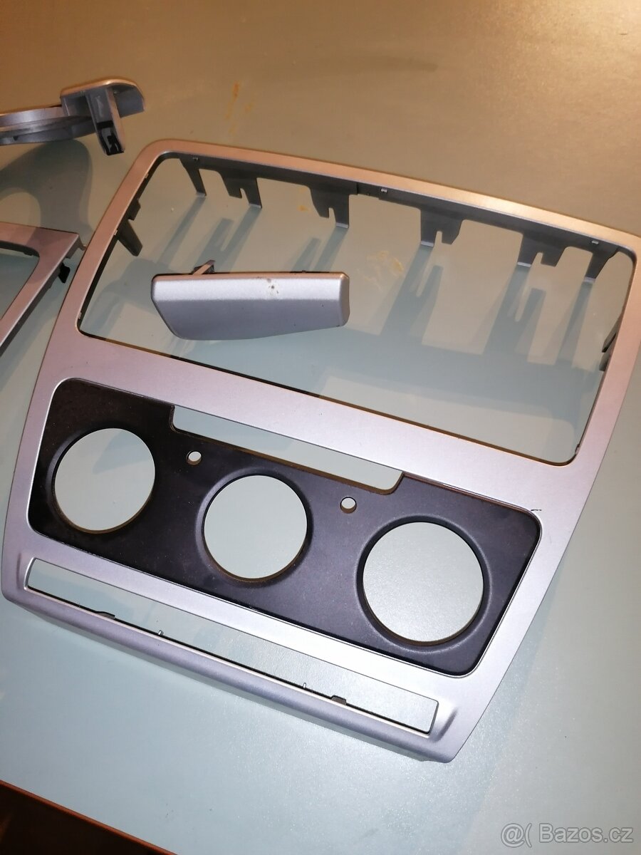 Octavia 2 facelift dekor stribrny - 8