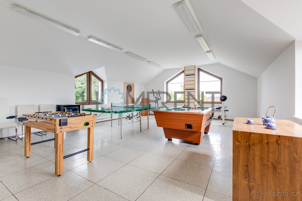 Exkluzivní rodinný dům 7+1, terasa, dvojgaráž, zahrada, u Je - 8