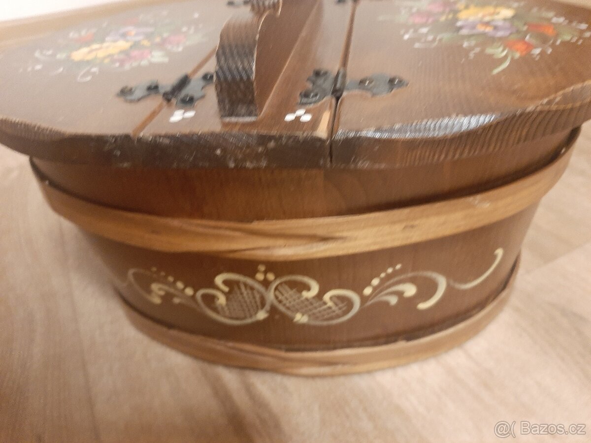 Stará dřevěná truhla - 8