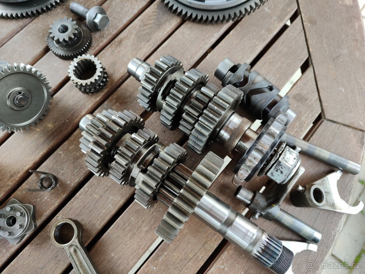 Suzuki VZ 800 Marauder - motor náhradní dily - 8