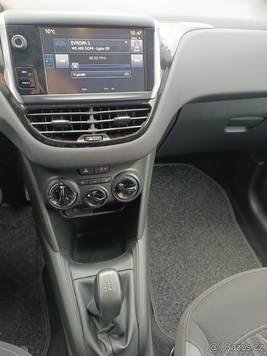 Peugeot 208, najeto 61 TKM, metal. lak, motor 1,2 benzin - 8