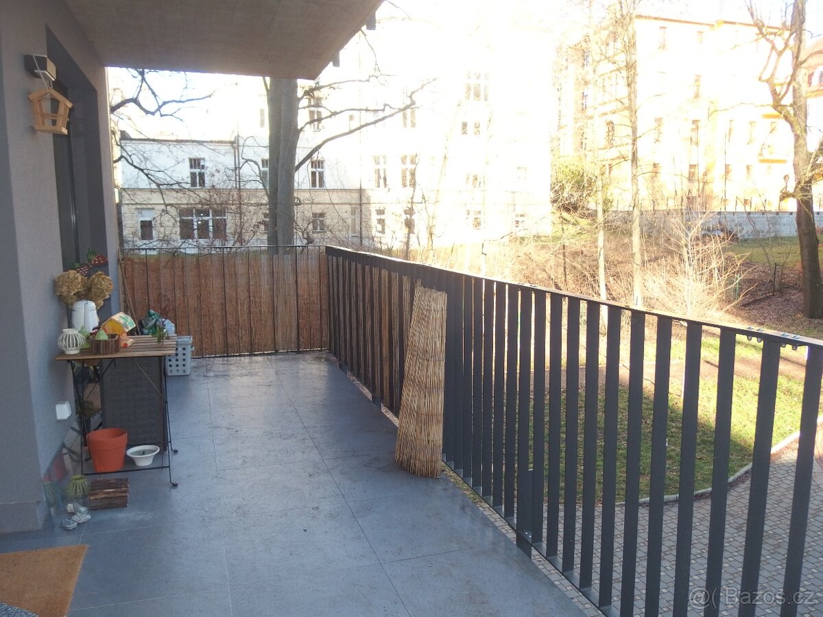 Pronájem bytu 2+kk (ca 60 m2) s terasou i parkováním, LB - 8