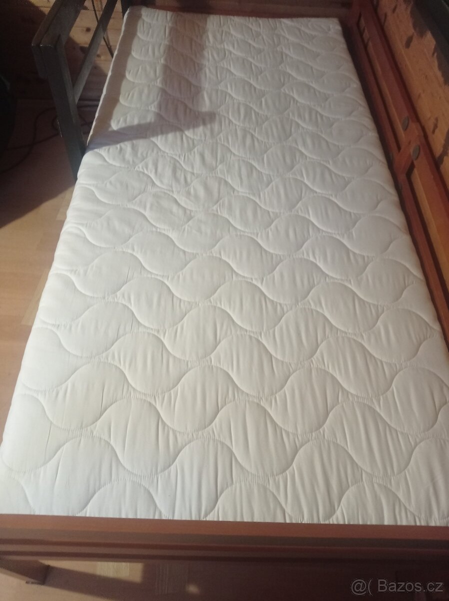 Dřevěná postel s matrací roštem a bočnicí - 8