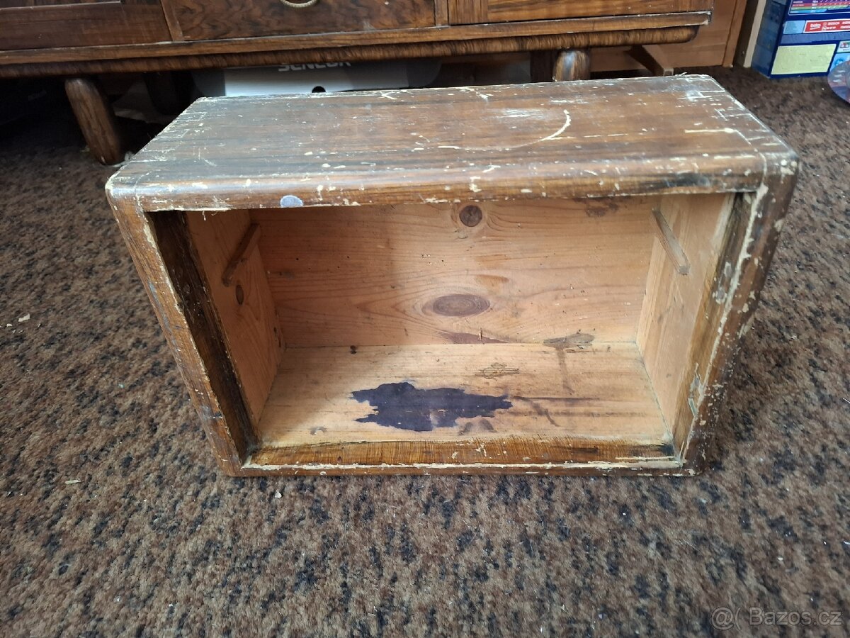 Starý dřevěný nábytek - 8