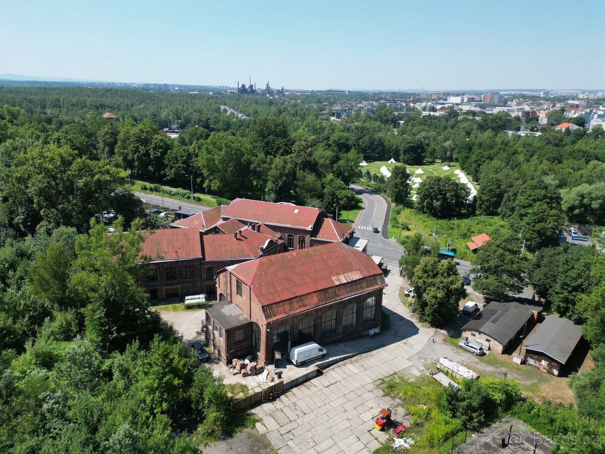 Výrobní nebo skladovací prostory k pronájmu v přízemí haly v - 8