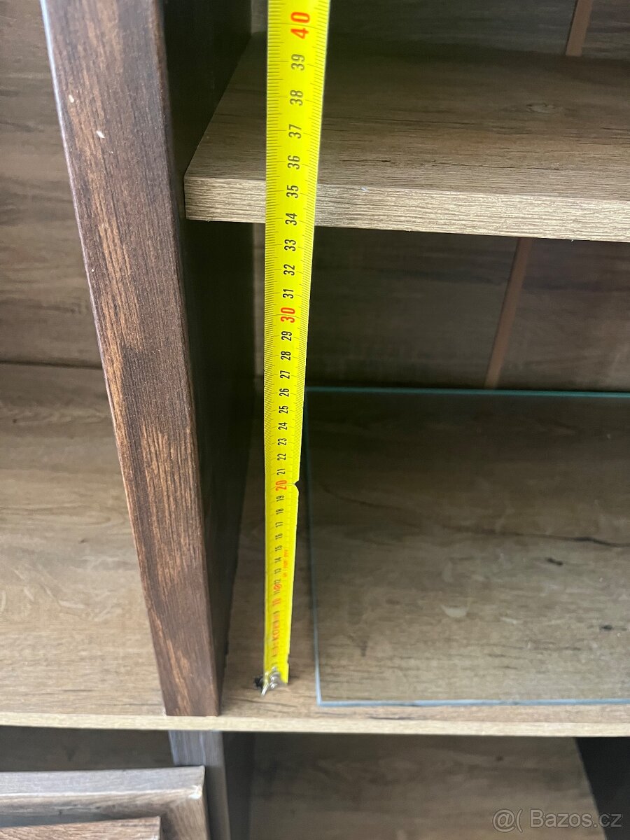 Komoda v dekoru tmavého dřeva - 8