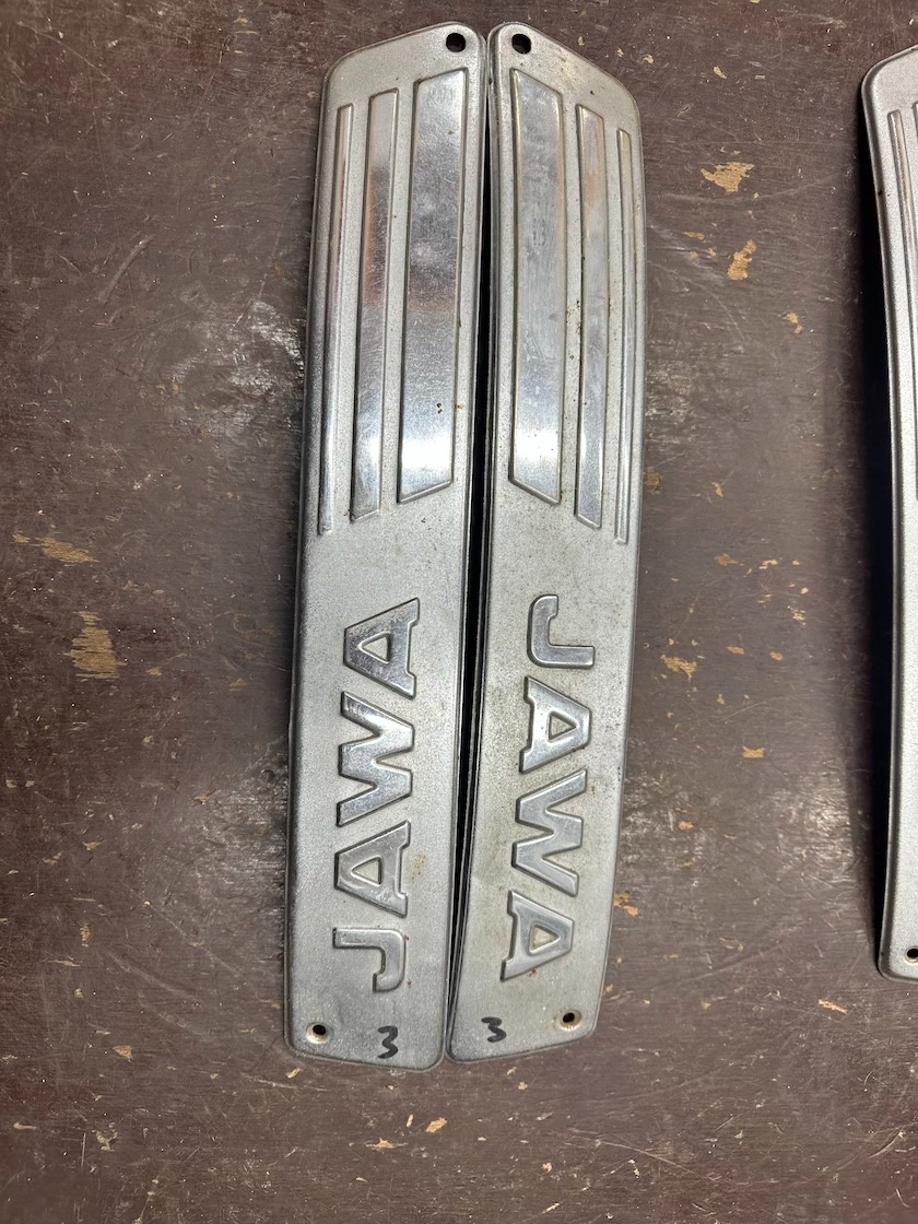 PRedám boční lišty nádrže s nápisom JAWA 350/634 - 8