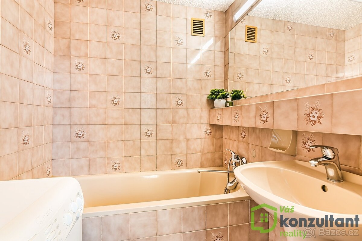 Pronájem bytu 2+1 s lodžií a sklepem, ev.č. 00925 - 8