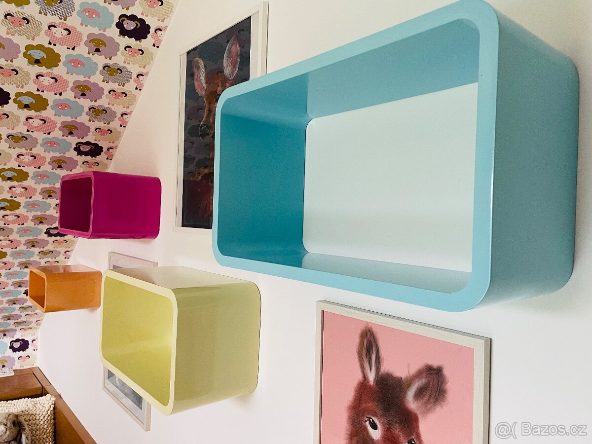 Sada veselých lakovaných polic - 8