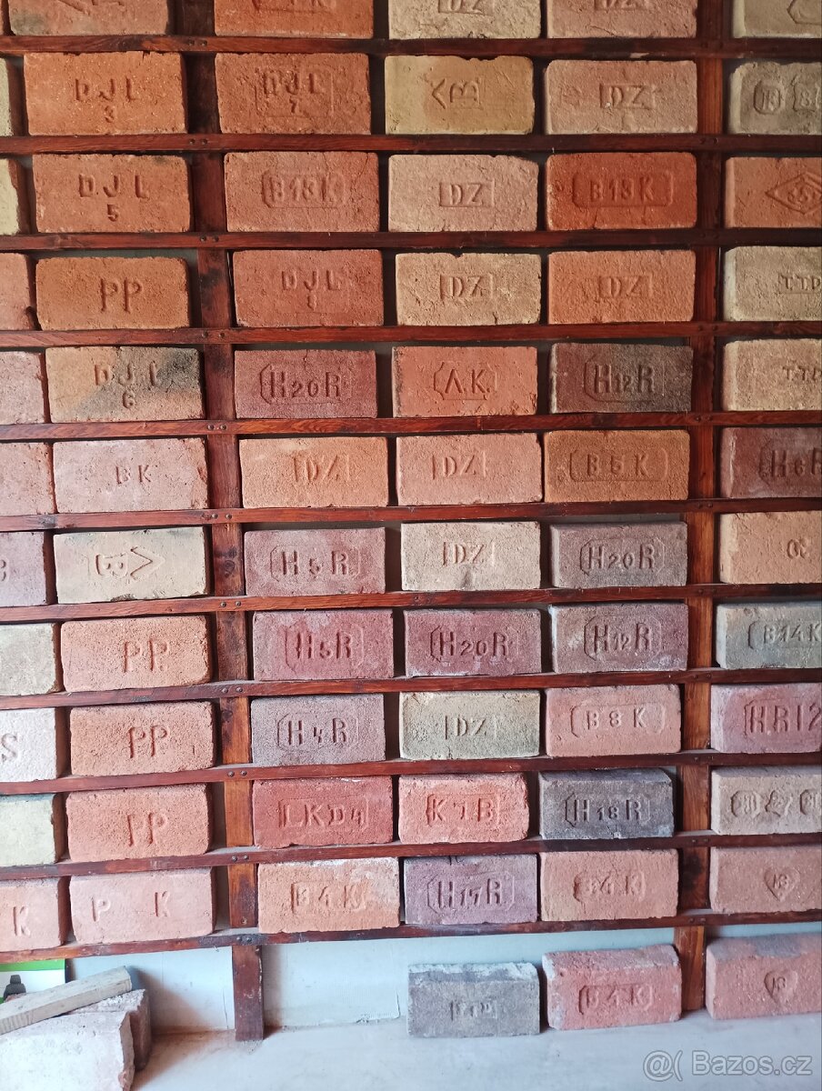 Prodám staré cihly s různými kolky - 8