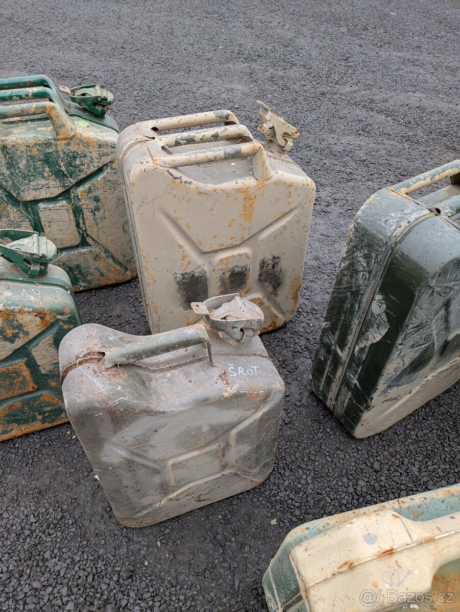 Soubor 8 kusů kanystrů - 8