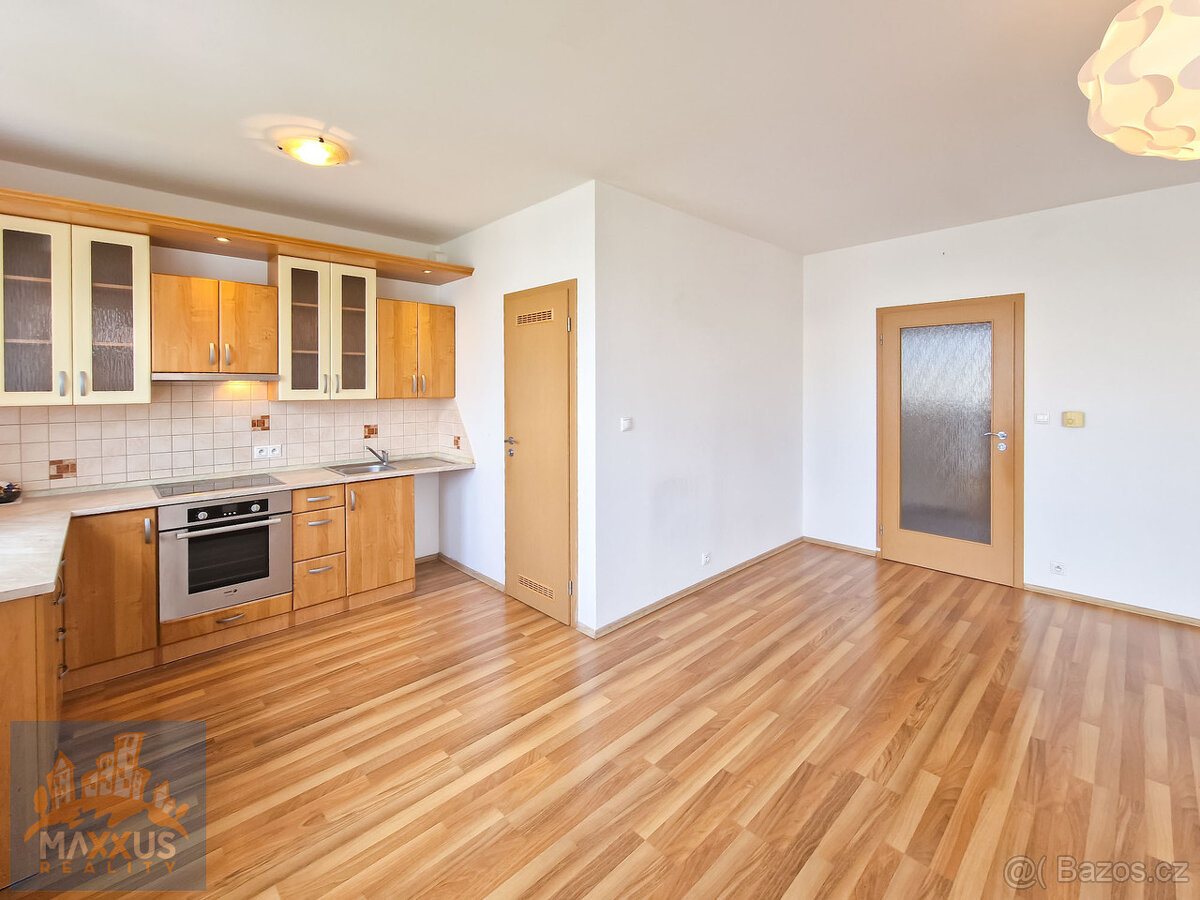 Pronájem světlého bytu 2+kk (52 m2) s balkonem, sklepem a GS - 8